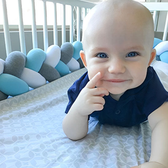 bebe joyeux-en securte-tresse de lit