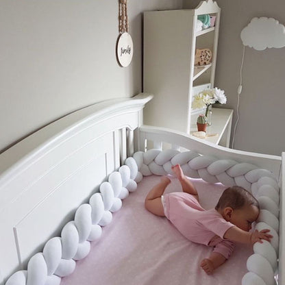 petite fille-en securite-tresse de lit